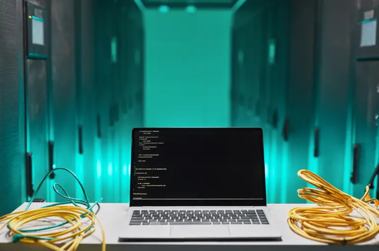 Web developeri TechnoLogic Web tima vrše rigoroznu proveru brzine, bezbednosti i tehnički SEO audit koda pre lansiranja sajta.